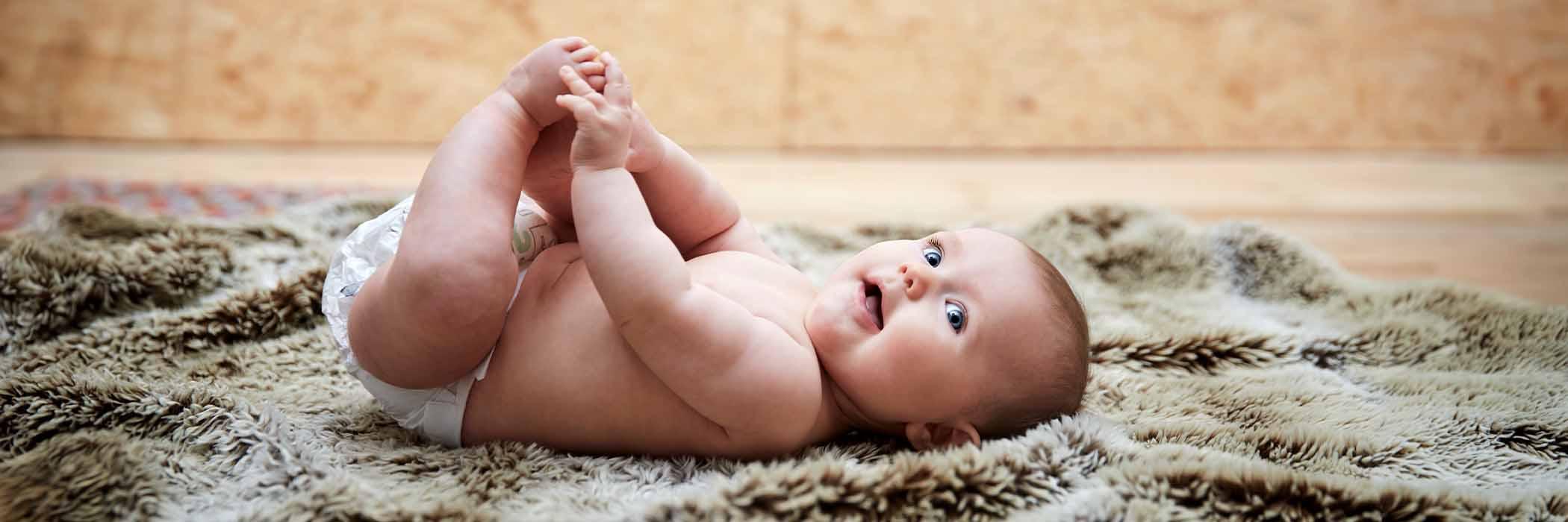 Un enfant conçu grâce à une donneuse d’ovules s’amuse