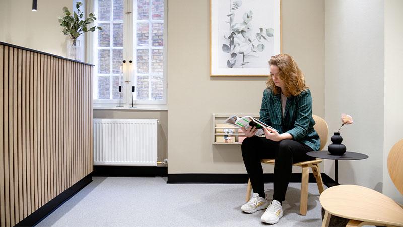 Woman sitting at the reception at Cryos Clinic